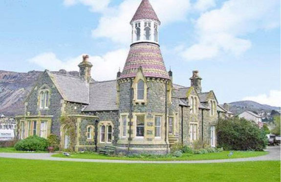 how-about-this-11-bedroom-house-in-wales-its-got-views-of-the-sea-and-snowdonia-and-is-selling-for-around-549000-868000