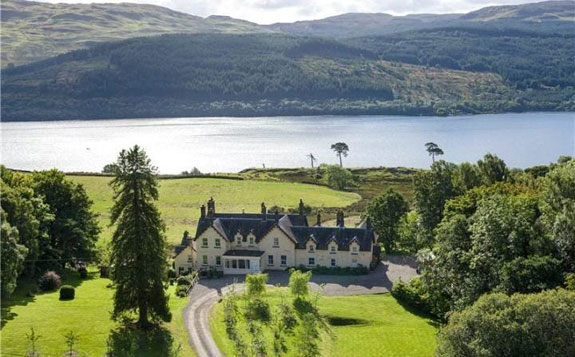 this-14-bedroom-lakeside-home-in-central-scotland-in-43-acres-of-land-by-loch-tay-for-975000-1542-million