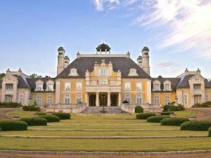 a-27-acre-estate-in-alabama-was-built-to-look-like-versailles