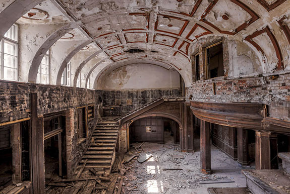 An abandoned mansion in Europe (Credit: Christian Richter)