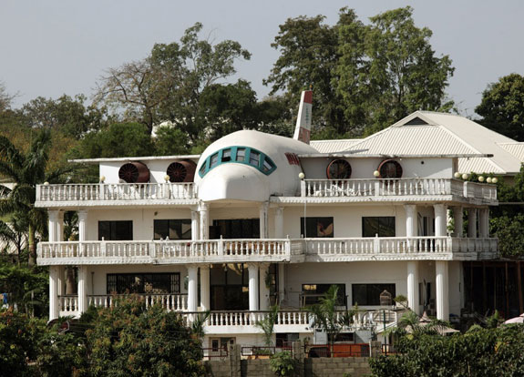 this-house-in-abuja-nigeria-is-partially-built-in-the-shape-of-an-airplane-the-house-was-built-by-said-jammal-for-his-wife-liza-to-commemorate-her-love-for-travel