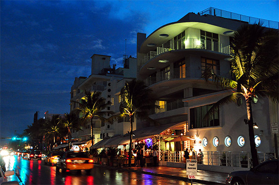 Ocean Drive in Miami Beach (Credit: Chensiyuan)