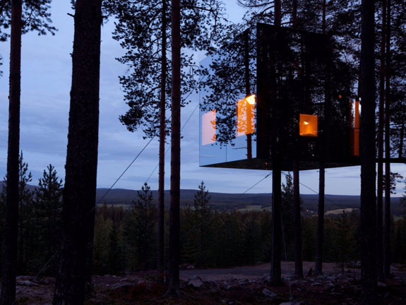 this-design-by-architects-bolle-tham-and-martin-videgrd-combines-two-housing-trends-in-one-called-the-mirrorcube-the-reflective-treehouse-is-part-of-the-extremely-chic-treehotel-in-harads-sweden