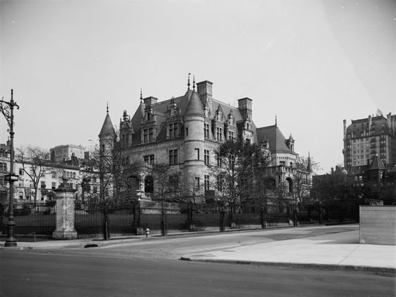 steel-magnate-charles-schwab-built-an-ornate-75-room-mansion-on-new-yorks-riverside-drive-in-1905-it-was-publicly-demolished-in-1948