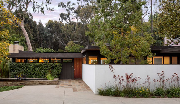 neutras-2000-square-foot-1948-home-was-one-of-34-designed-as-part-of-the-case-study-house-program-today-only-21-of-the-original-homes-remain-standing