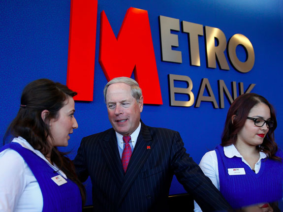 Metro Bank chairman Vernon Hill with staff <em>(Photo by REUTERS/Eddie Keogh)</em>