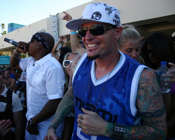 Rapper Vanilla Ice at a 2009 performance with MC Hammer (Credit: Creative Commons user YoTuT)