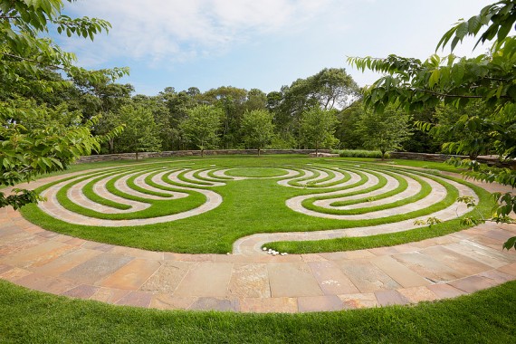 A Hamptons labyrinth (credit: Edmund Hollander Landscape Architects)
