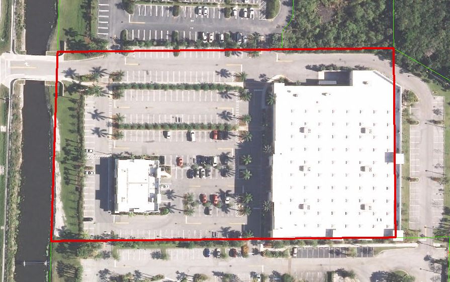 An aerial view of the Royal Palm Beach Toys 'R' Us