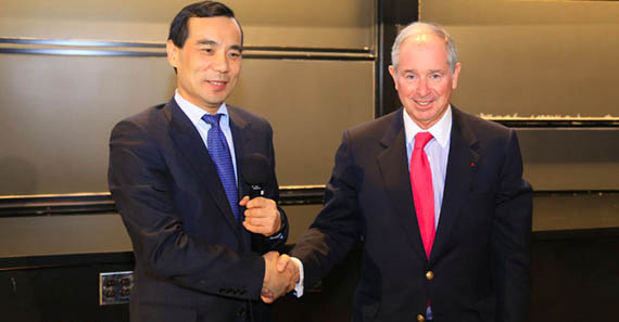From left: Anbang's Wu Xiaohui and Blackstone's Stephen Schwarzman at Harvard University in early 2015 (credit: Anbang Insurance Group)