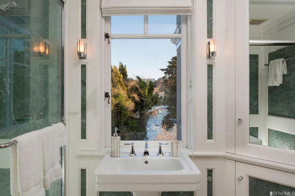 even-this-bathroom-has-a-direct-view-of-the-outdoors