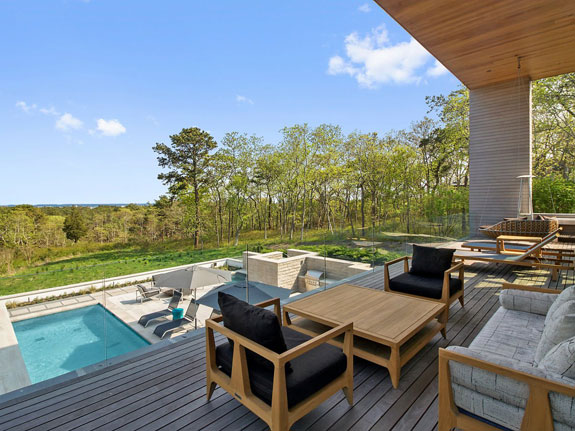 the-outdoor-deck-is-perfect-for-entertaining-guests