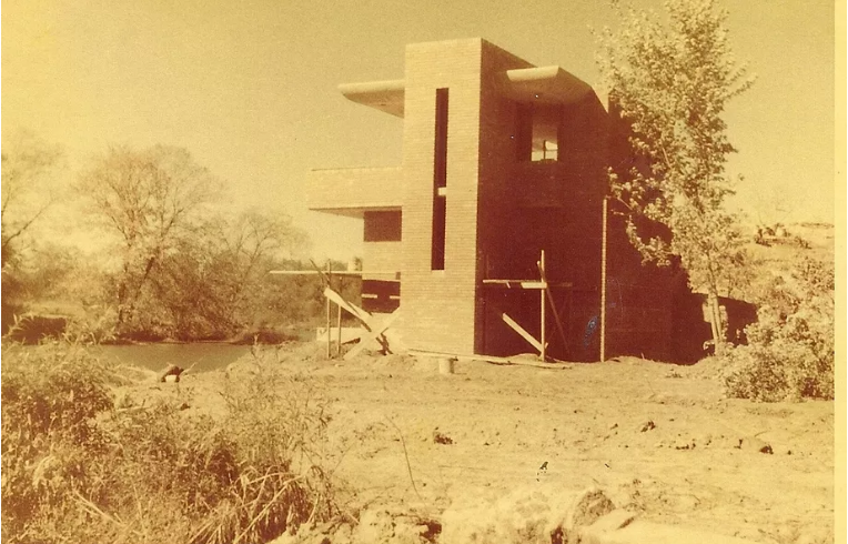 A 1949 image of the Frank Lloyd Wright-designed Cedar Rock River Pavilion