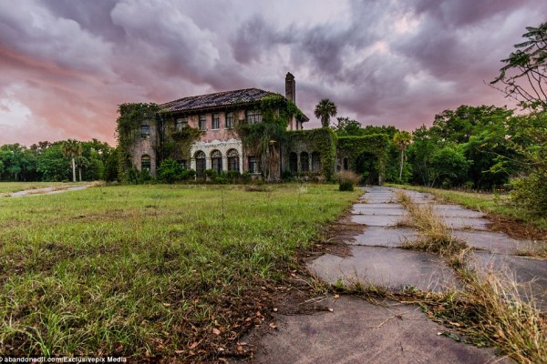 The vacant mansion that citrus producer William John Howey built in 1927 (Credit: abandonedfl.com/ExclusivePixMedia)