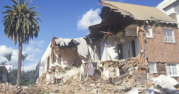 Santa Monica apartment building after 1994 Northridge earthquake (Getty Images)