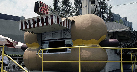 Tail O' The Pup hot dog stand on San Vicente Boulevard in 1991 (Getty Images)