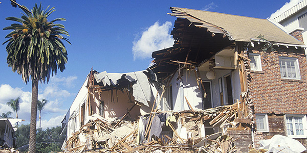 Santa Monica apartment building after the 1994 Northridge earthquake (Getty Images)