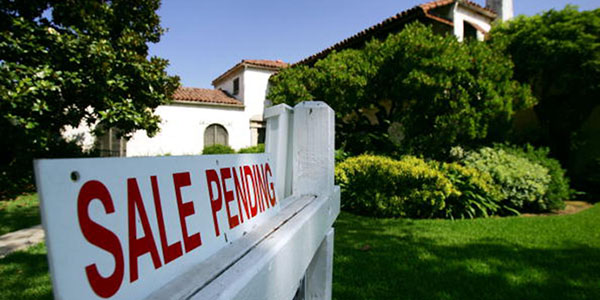 "Sale Pending" on Pasadena home (Getty Images)