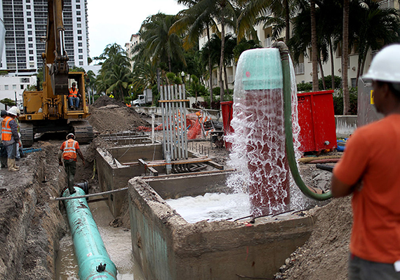 Crews installing pumps in Miami Beach (Credit: Getty Images)