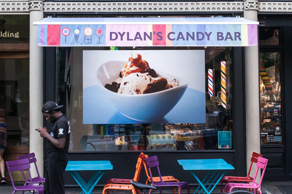 Outernets' digital display at Dylan's Candy Bar (Credit: Outernets via NYP)