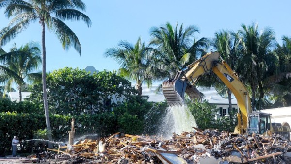 Crew razes a 1920s home at 200 S. Ocean Boulevard in 2014. (Credit: Palm Beach Daily News)