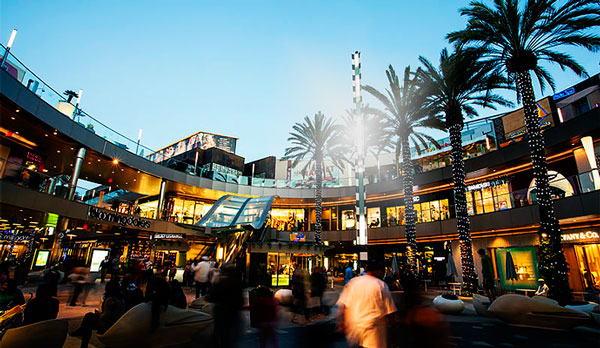 Macerich’s Santa Monica Place outdoor mall (Credit: Wikimedia Commons)