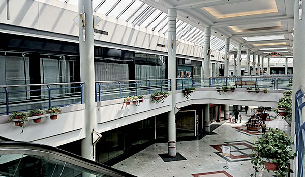 Vacant mall (Credit: Wikimedia Commons)