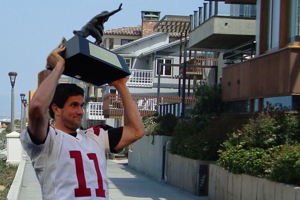 From back: Manhattan Beach, Matt Leinart holding his Heisman trophy on USC campus in 2005. (Credit: Pimlico27, Daveblack)