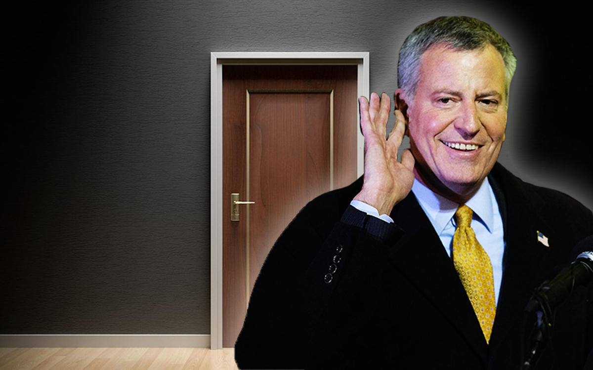 Mayor Bill De Blasio and an apartment door (Credit: Getty Images and Pixabay)