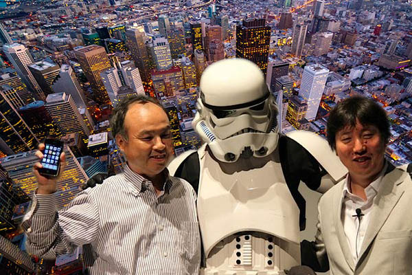 Softbank CEO Masayoshi Son, left, at the launch of an app in 2011. (Credit: Danny Choo)