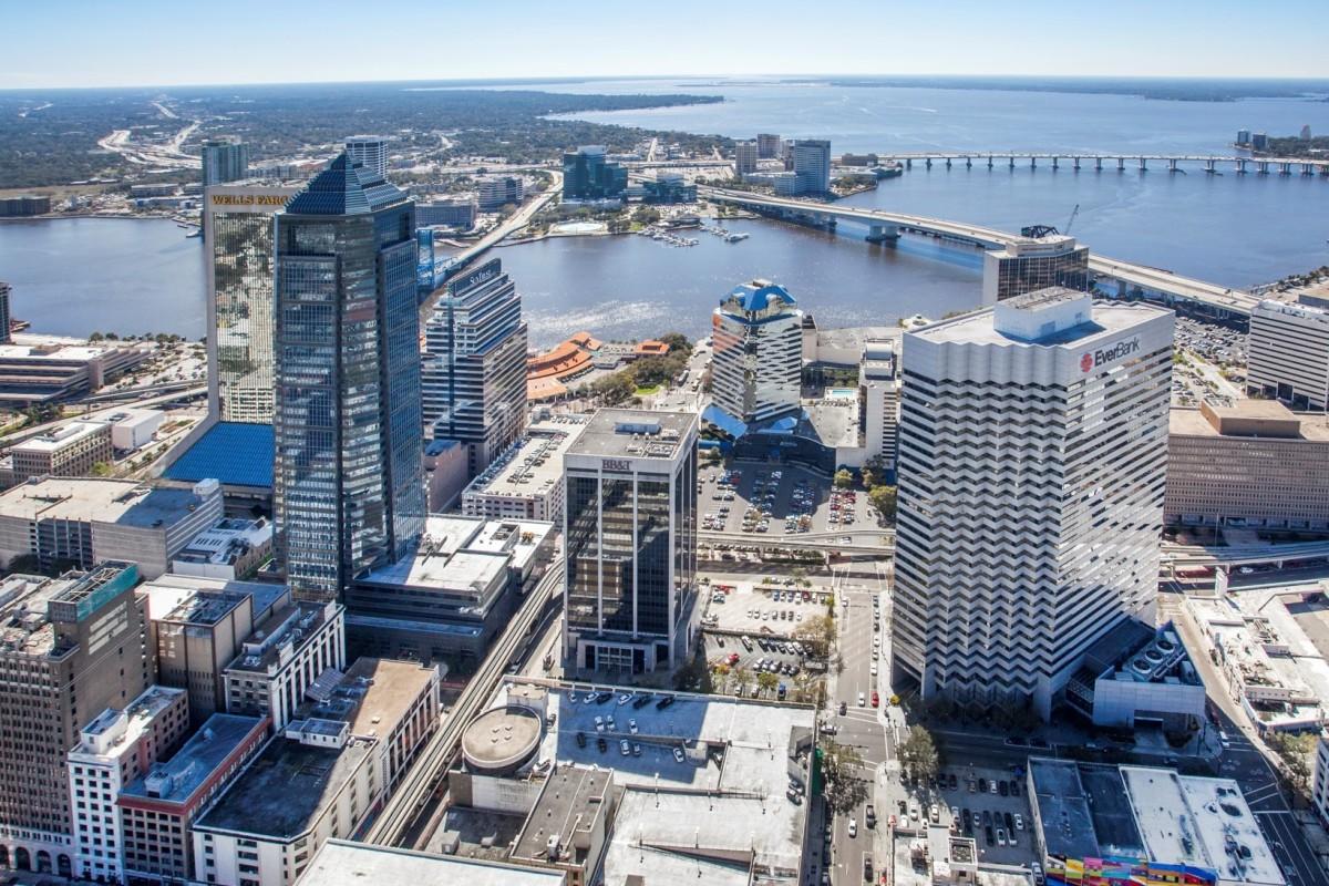 BB&amp;T Tower (center) in downtown Jacksonville