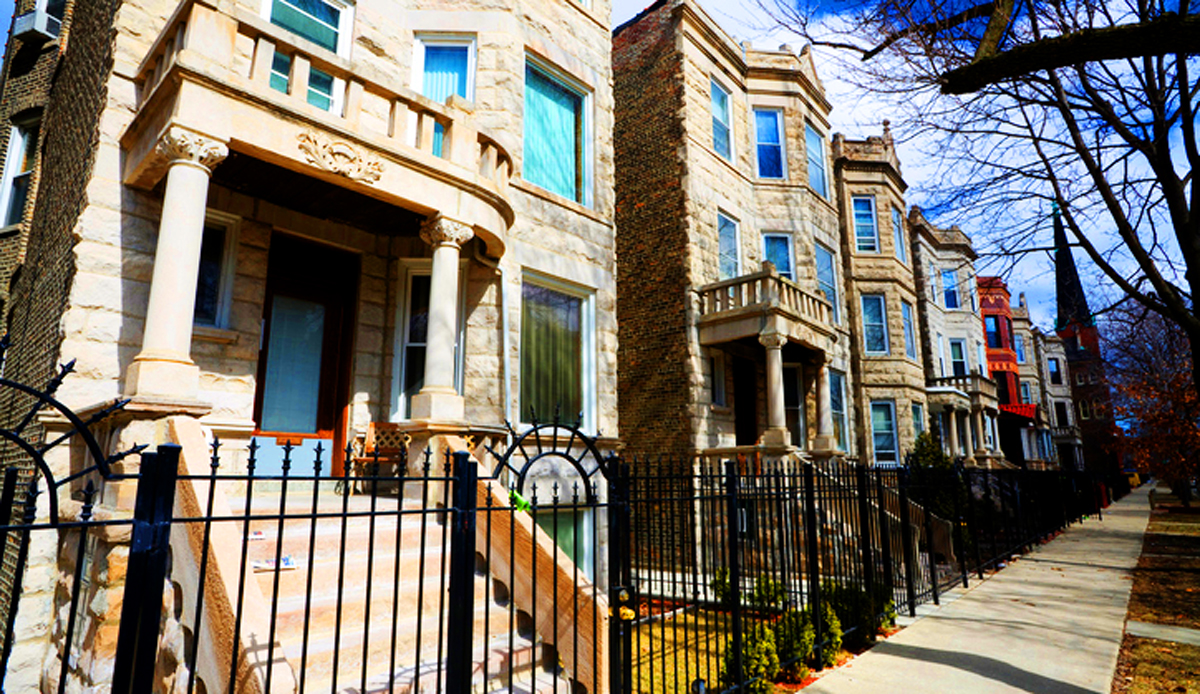 A row of greystone apartment buildings in Humboldt Park (Credit: iStock)
