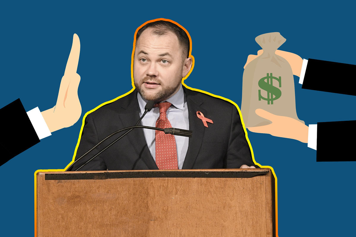 Corey Johnson rejecting cash (Credit: Getty Images)