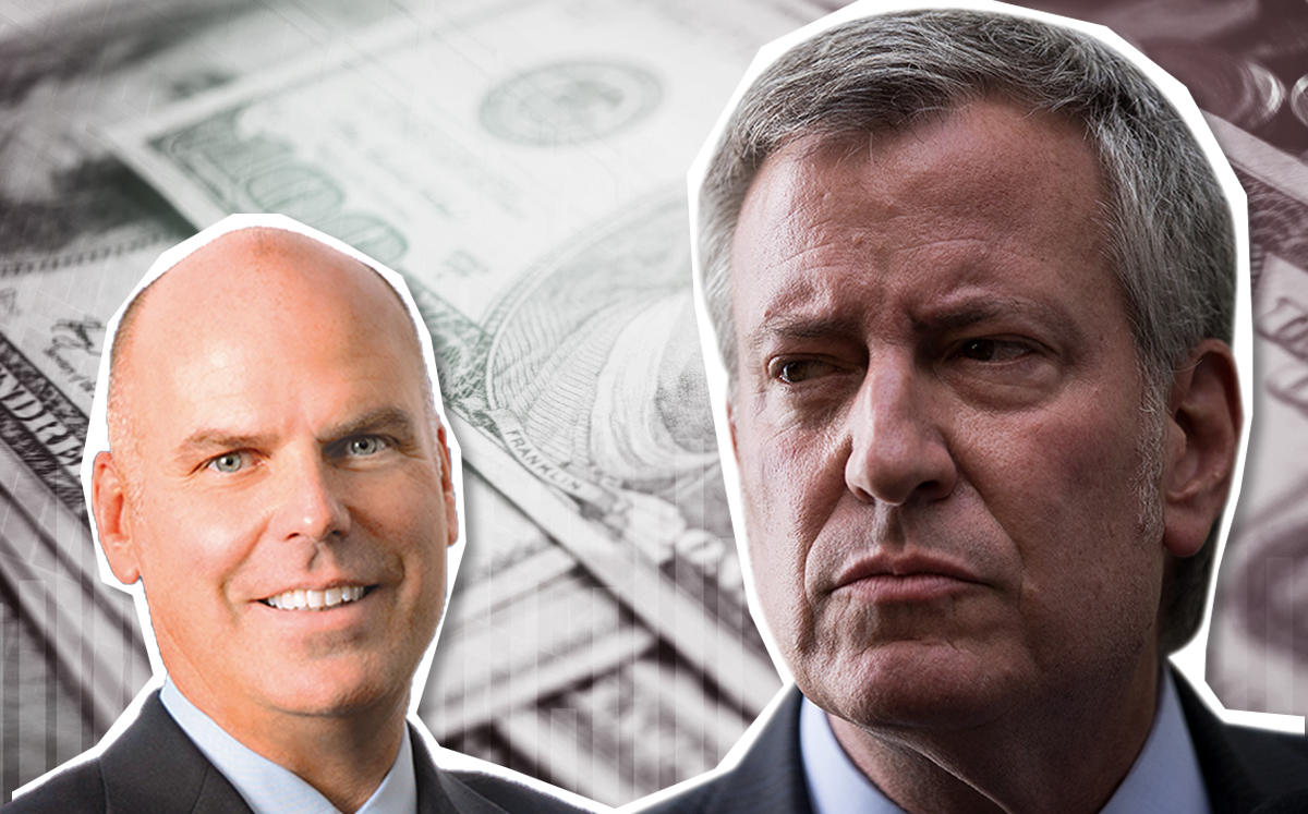 From left: The Toll Brothers CEO Doug Yearley, and Mayor of New York City Bill de Blasio (Credit: Getty Images)