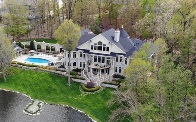 Black Point Manor in Lake Geneva lists for $8.5 million (Credit: Redfin)