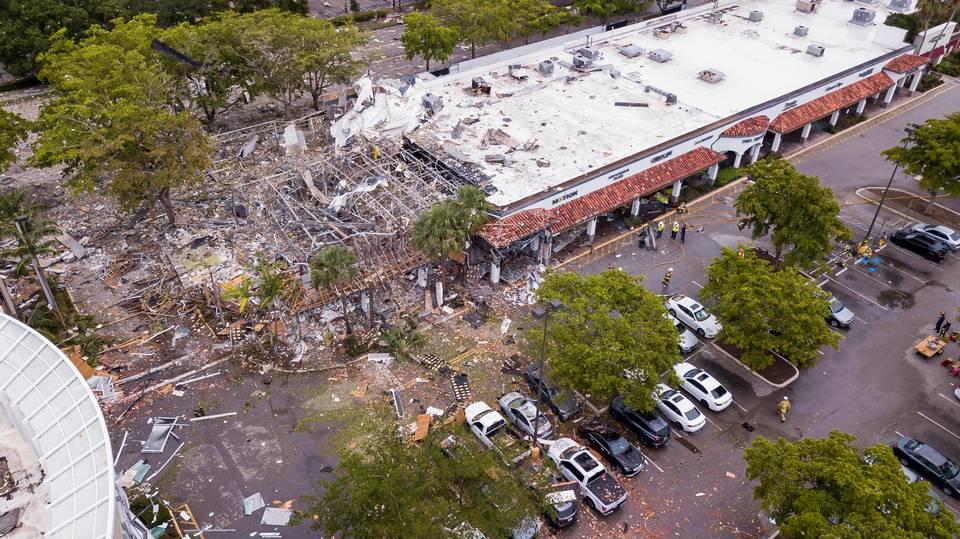 Explosion damages Fountains shopping center in Plantation (Credit: Matias Ocner | Miami Herald)