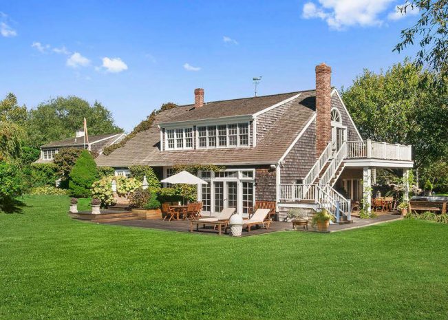 Drew Barrymore buys 6-bedroom farmhouse in Sagaponack
