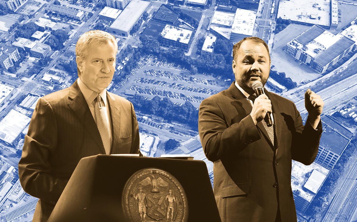 Mayor Bill de Blasio and City Council Speaker Corey Johnson with an aerial of 320 Concord Avenue, the site of the jail project (Credit: Getty Images, Google Maps)