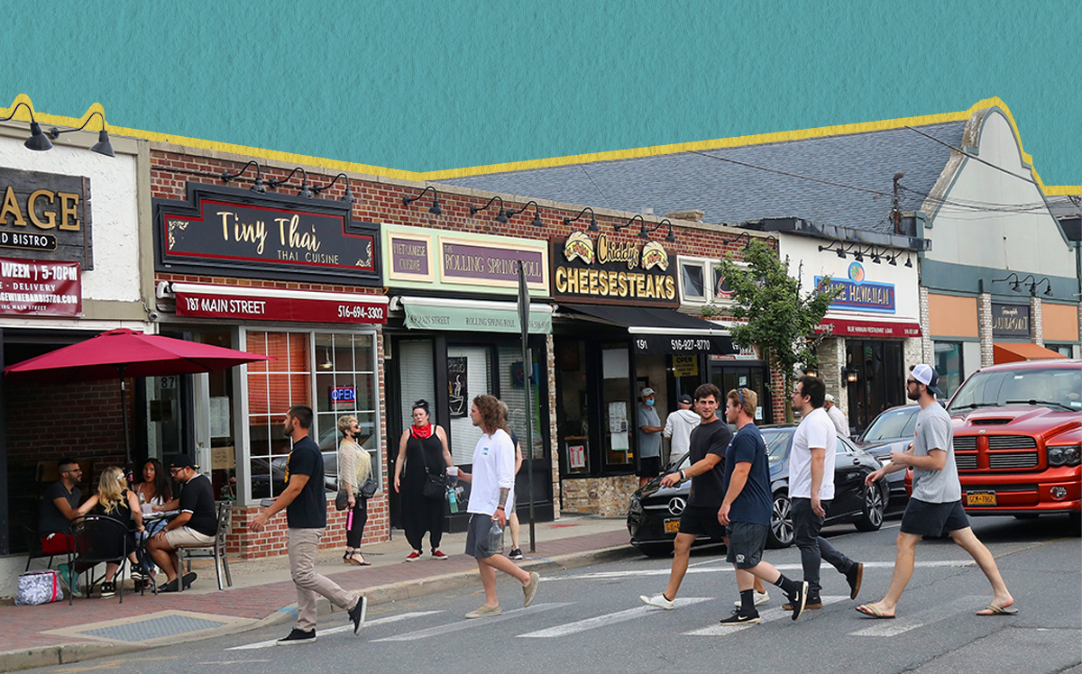 Reopened restaurants drew crowds in Farmingdale, Long Island on June 10 (Getty) 