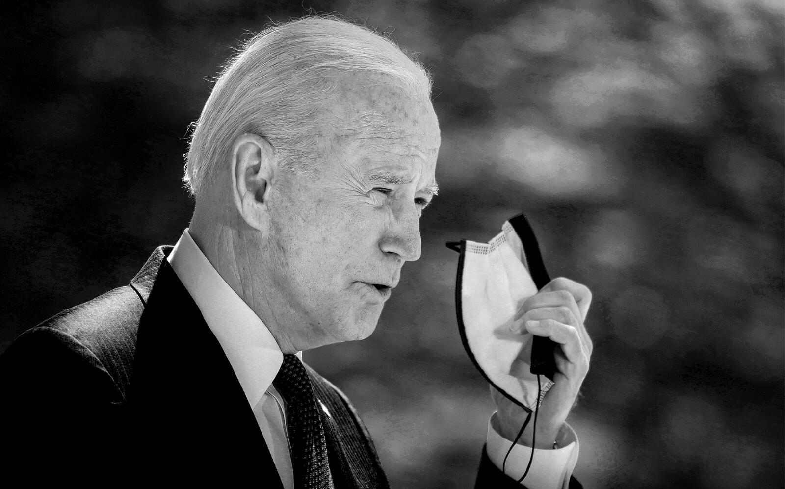 U.S. President Joe Biden removes his mask before speaking about updated CDC mask guidance. (Getty)