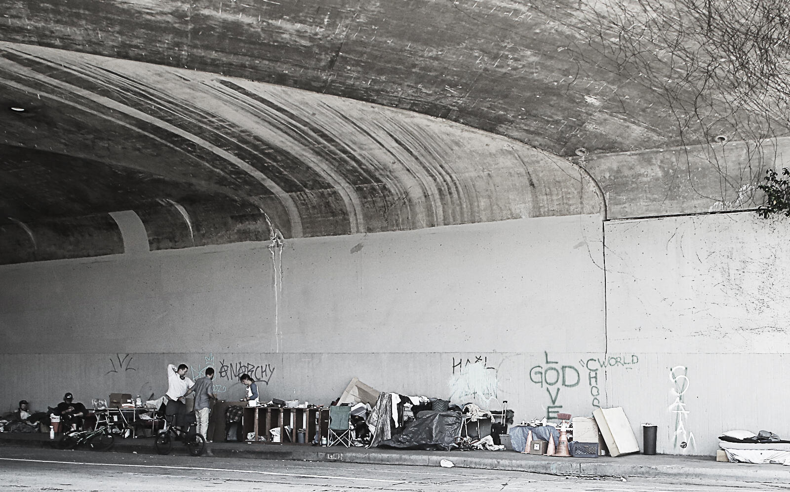 A homeless encampment under the 101 Freeway (Getty)