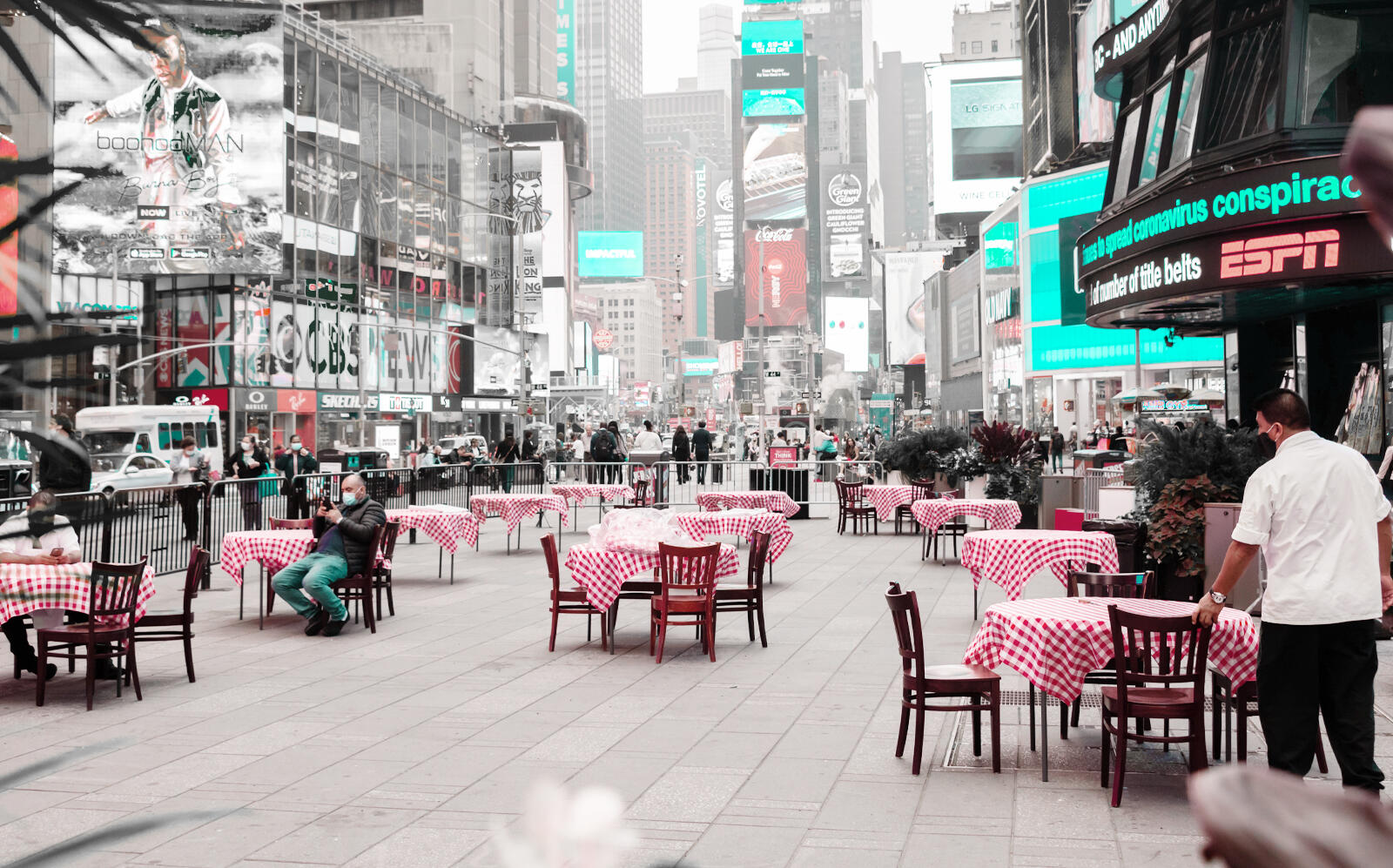 Outdoor dining in Times Square at Tony's Di Napoli (Getty)