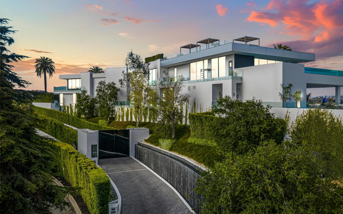 The One at 944 Airole Way in Bel-Air (Concierge Auctions)