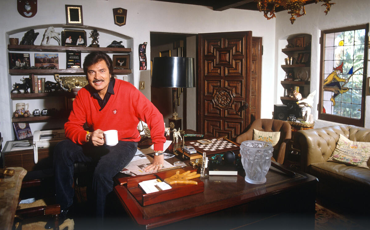 Engelbert Humperdinck in Jayne Mansfield’s famous “Pink Palace” in Holmby Hills back in the day. (Getty)