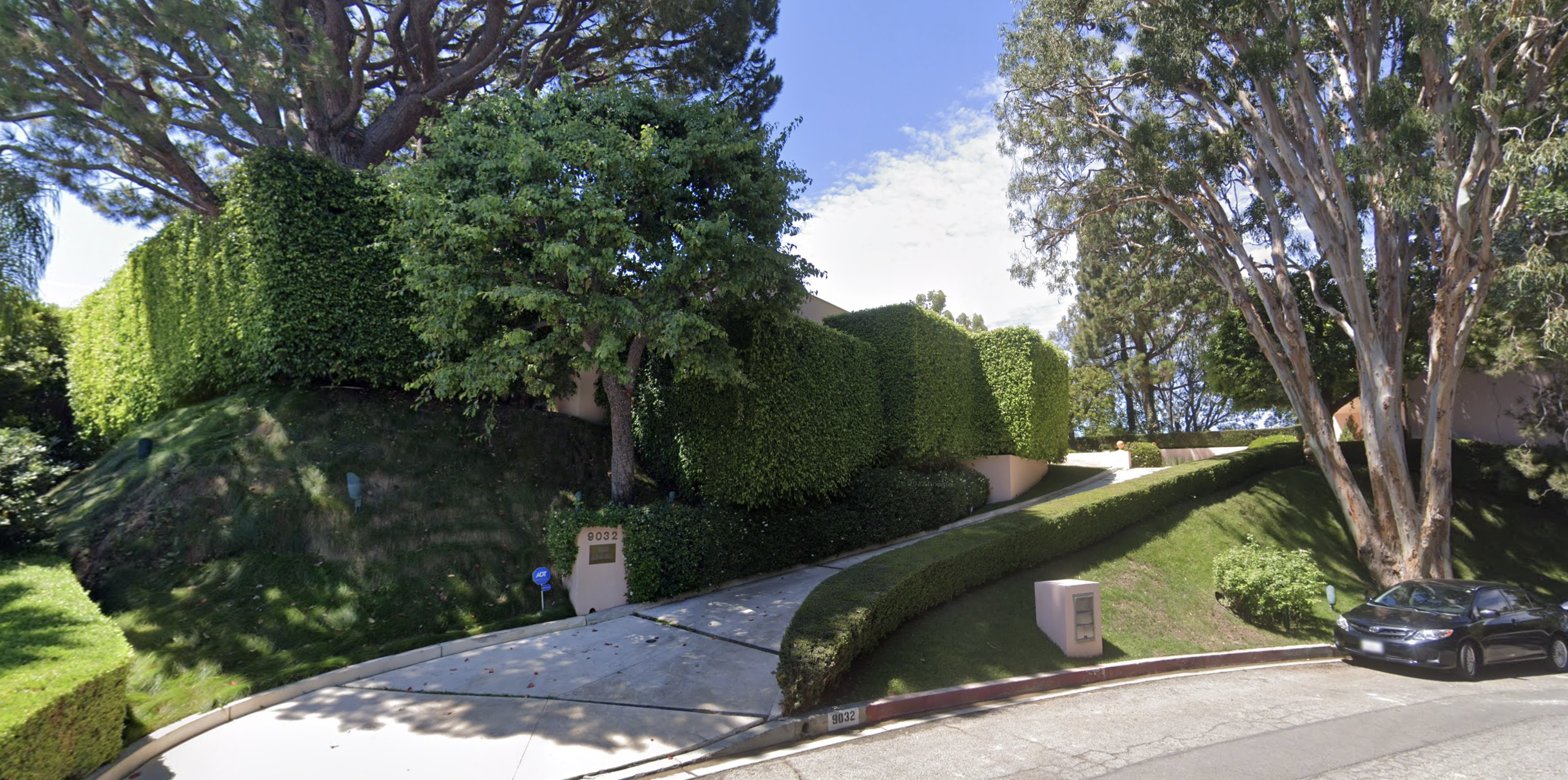 A street view of the property at 9032 Thrasher Avenue in Hollywood Hills (Google Maps)