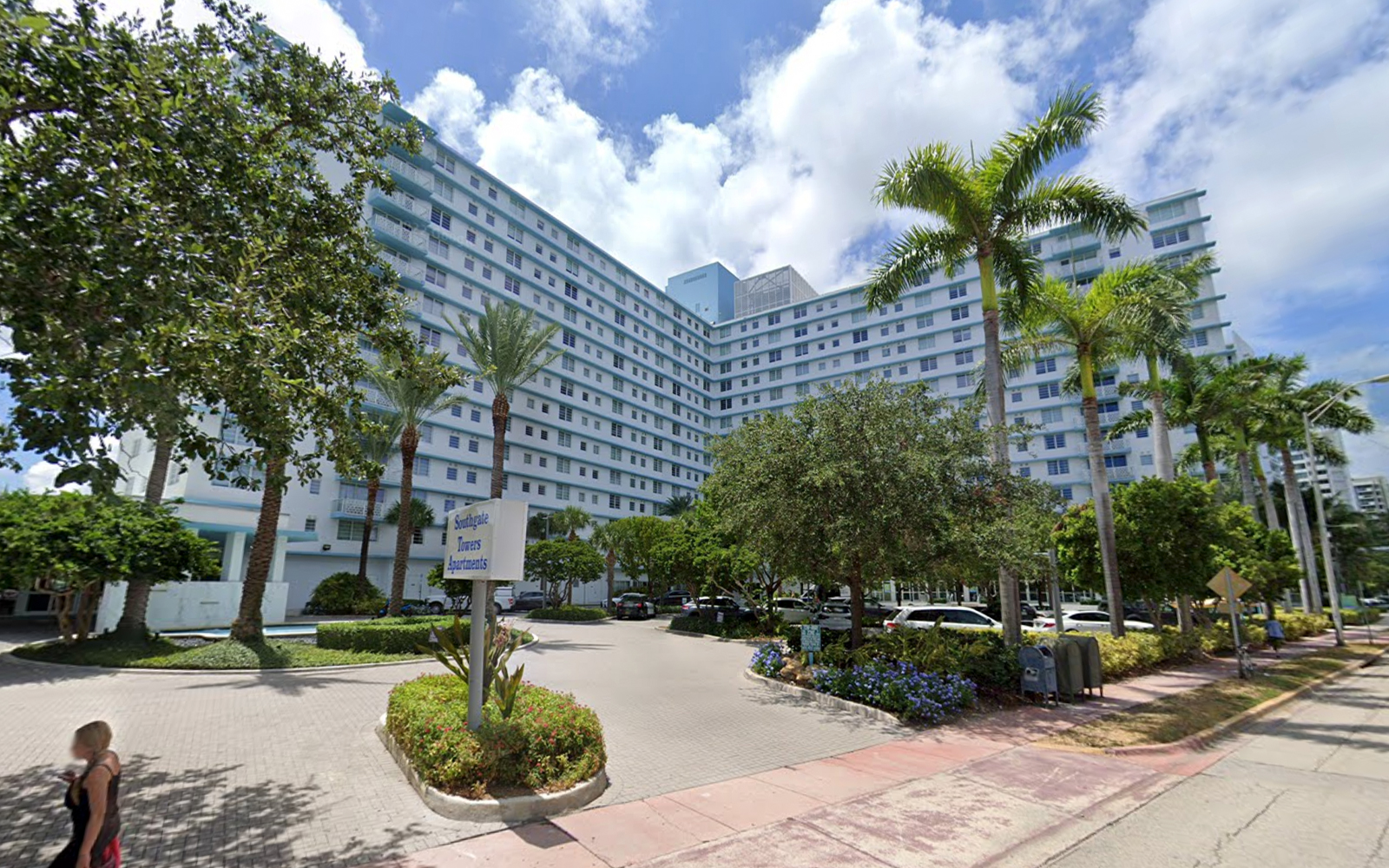 Southgate Towers Apartments at 910 West Avenue in South Beach (Google Maps)